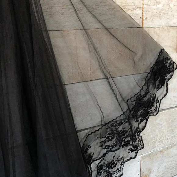 Black Lace Veil with metal hair clip - Picture 4 of 5